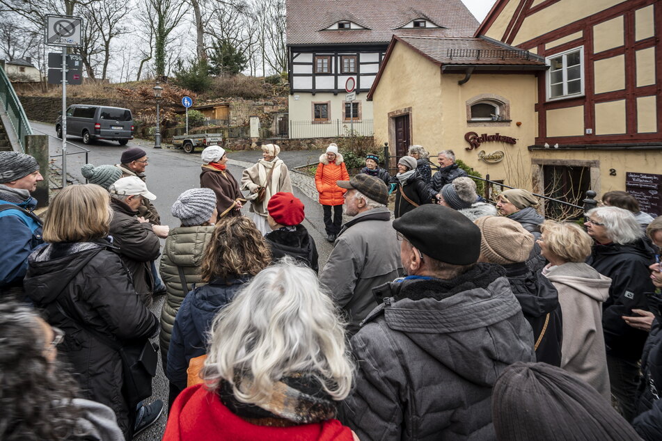 Die Gästeführerinnen Edeltraud Höfer (67, l.) und Veronika Leonhardt beim Beginn der Führung. Etwa 45 Gäste nahmen teil.