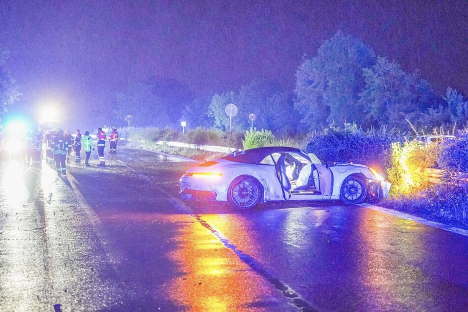 Nach dem Unfall steht ein Porsche quer auf der Straße.