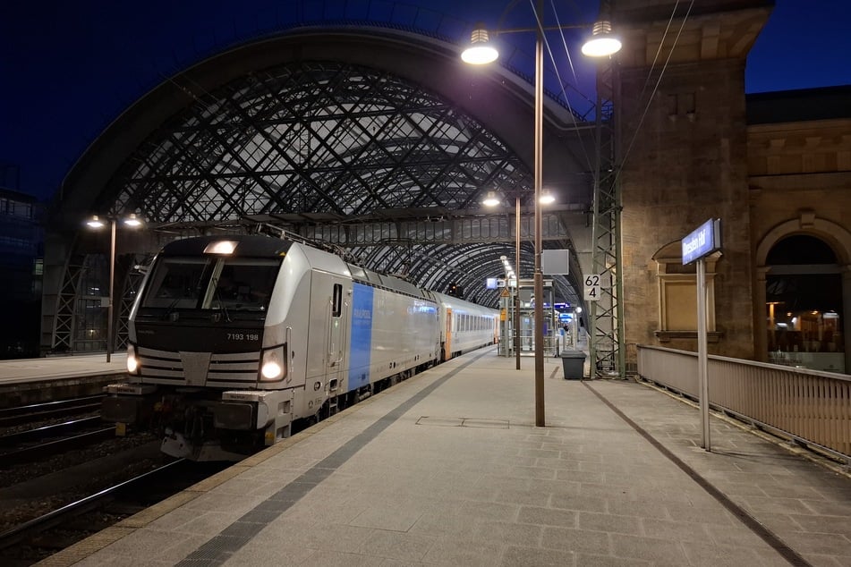 Gezogen wird der Zug von einer Siemens-Vectron-Lok der Baureihe 193.