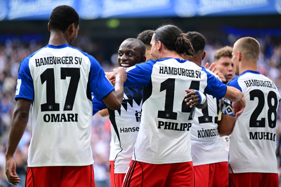 Kollektiver Jubel bei den Rothosen nach dem vorentscheidenden Treffer zum 2:0 von Rayan Philippe (M.).