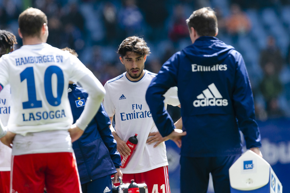 Berkay Özcan steht zwischen seinen Mitspielern auf dem Spielfeld.
