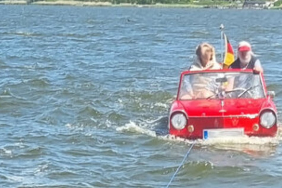 Kurioser Einsatz: Seenotretter schleppen Amphibienfahrzeug ab