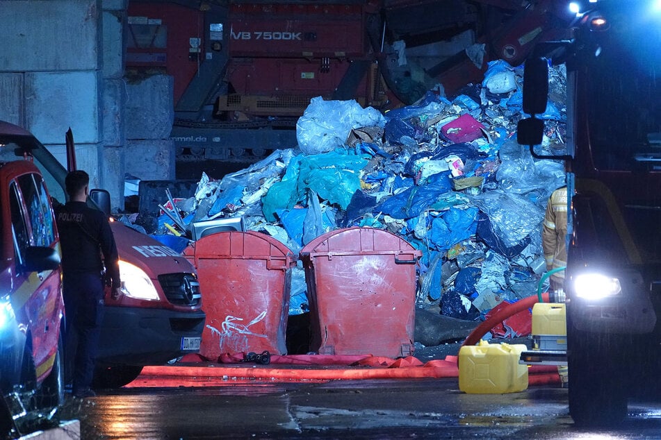 In einem Entsorgungsbetrieb in Leuben kam es am Freitagabend zu einem Brand.