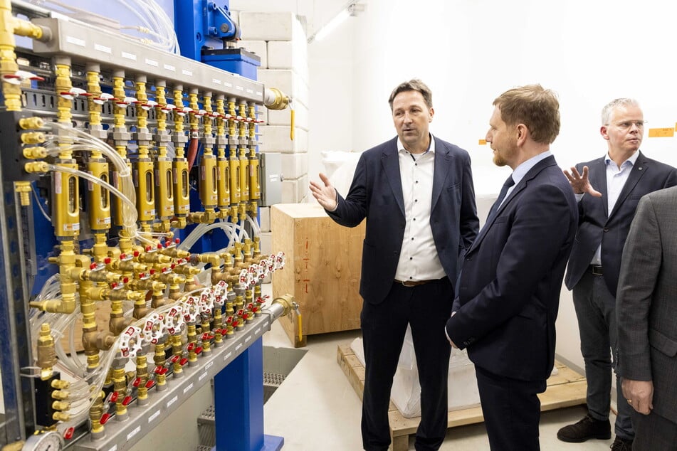 Marco Müller (l.), Geschäftsführer von ABX, einer der am Cluster beteiligten Firmen, erklärt Sachsen-MP Michael Kretschmer (CDU), was in der Radiopharmazie geht.