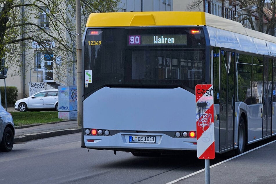 Leipzig: Busfahrer wird mit Beil bedroht: Kollegen überwältigen Täter