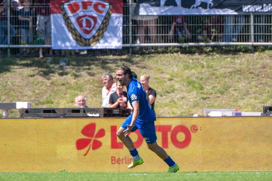 Natürlich ist es Jonas Nietfeld, der für die VSG Altglienicke trifft. Der BFC Dynamo guckt trotz Überzahl in die Röhre.