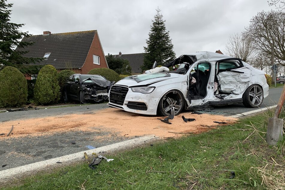 Die stark beschädigten Auto stehen auf einer Straße in Wirdum.