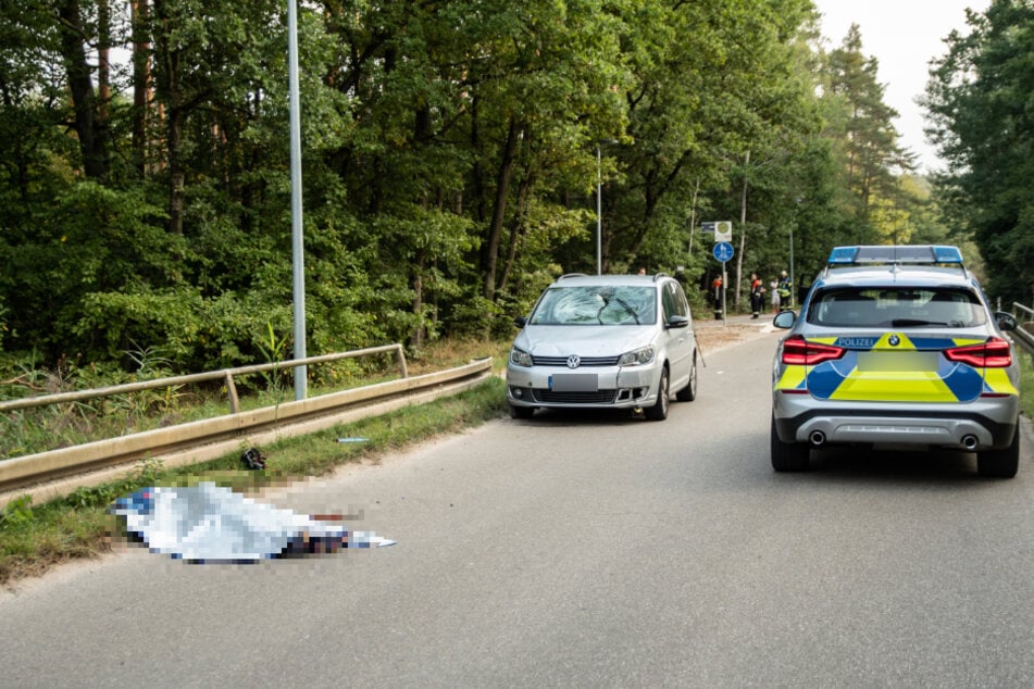 Ein tragischer Einsatz für die Rettungskräfte: Die Leiche der Frau liegt an der Unfallstelle.