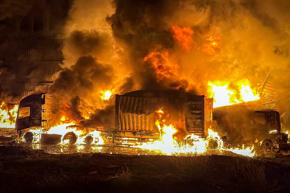 Odessa: Fahrzeuge stehen nach einem russischen Angriff in Flammen.