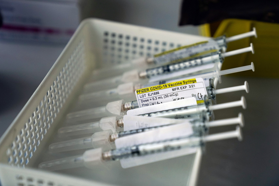 Die EU-Kommission hat einen Vertrag über weitere bis zu 300 Millionen Dosen des Corona-Impfstoffs der Mainzer Firma Biontech und ihres US-Partners Pfizer abgeschlossen.