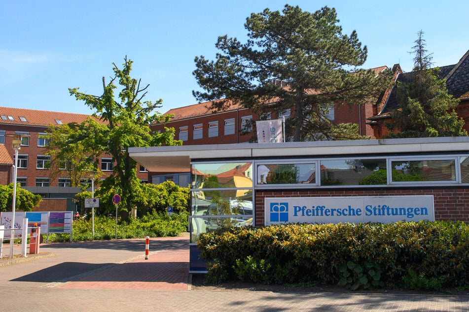 Brand in den Pfeifferschen Stiftungen ausgebrochen: Gebäude evakuiert, eine Verletzte