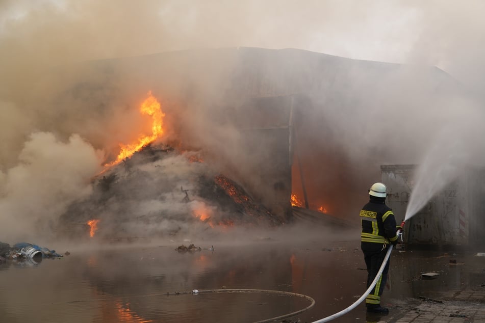 350 Feuerwehrleute löschen derzeit den Brand auf dem Recyclinghof.