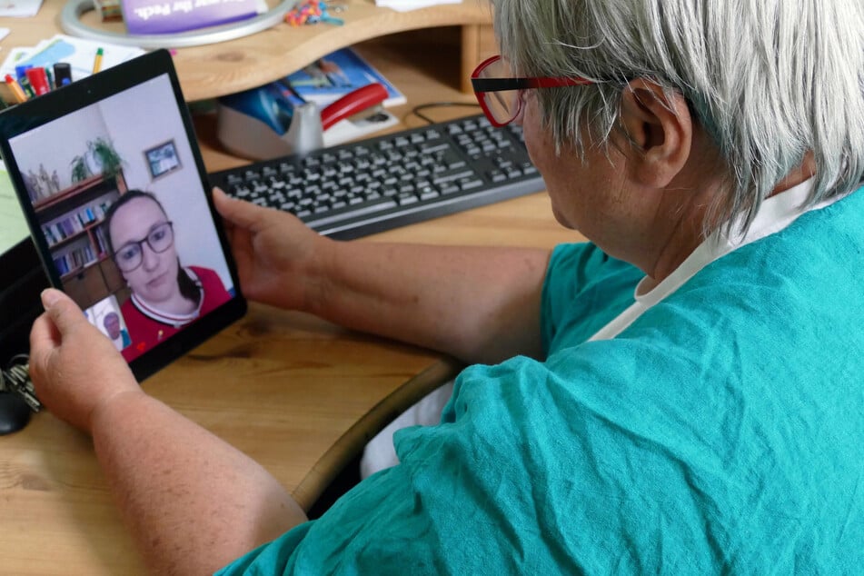 Annette Buschmann spricht per Video-Chat auf einem neuen Tablet mit einer Hilfesuchenden.