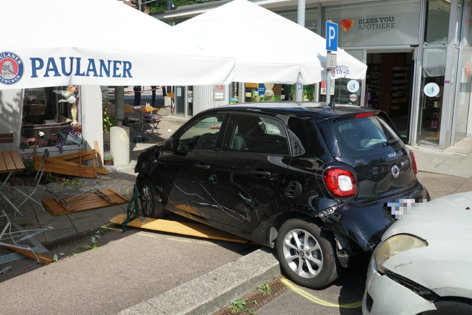 Der dunkle Smart krachte mit voller Wucht in das Café im Landkreis Göppingen.