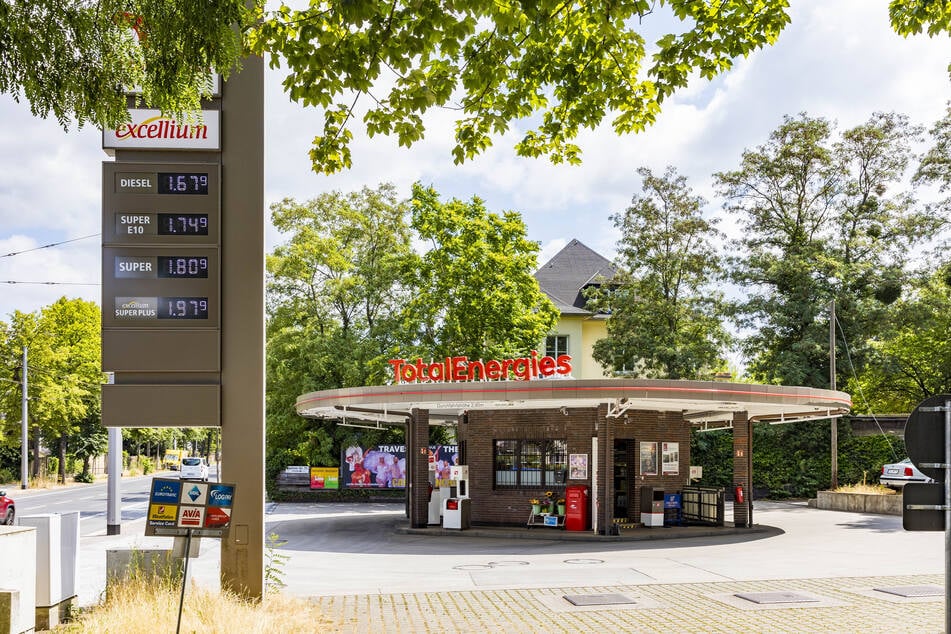 Mit rundem Dach und achteckigem Klinkerhäuschen: Deutschlands älteste noch aktive Tankstelle gibt es sogar zweimal - in echt ...