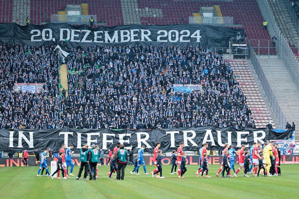 Die mitgereisten Fans aus Magdeburg zeigten eine Choreo in Gedenken an die Opfer, die beim Anschlag auf den Weihnachtsmarkt vor einem Jahr ums Leben kamen.