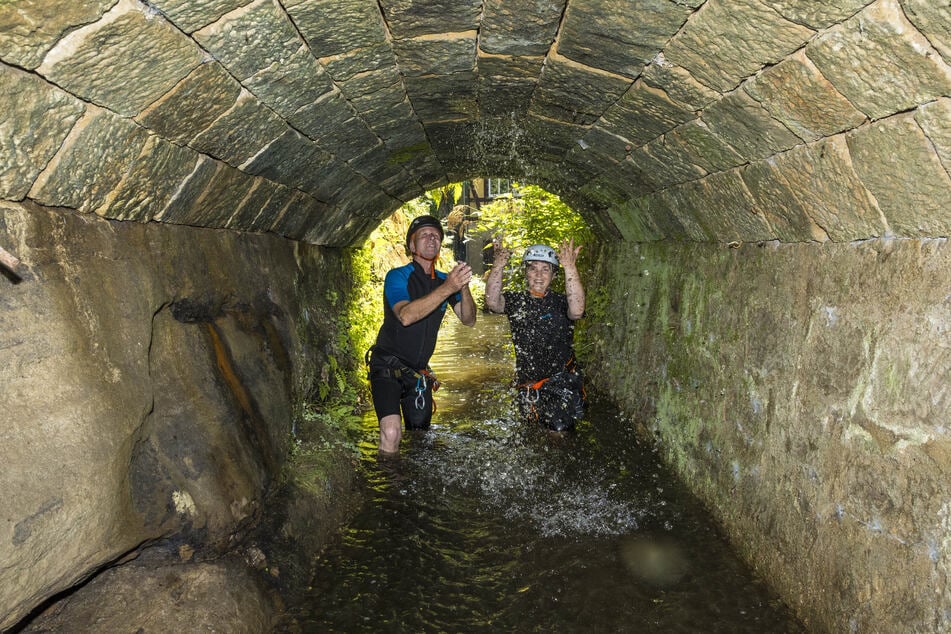 Beim Canyoning an der Rathewalder Mühle bewegt man sich auch in Tunneln unterhalb der Gebäude.
