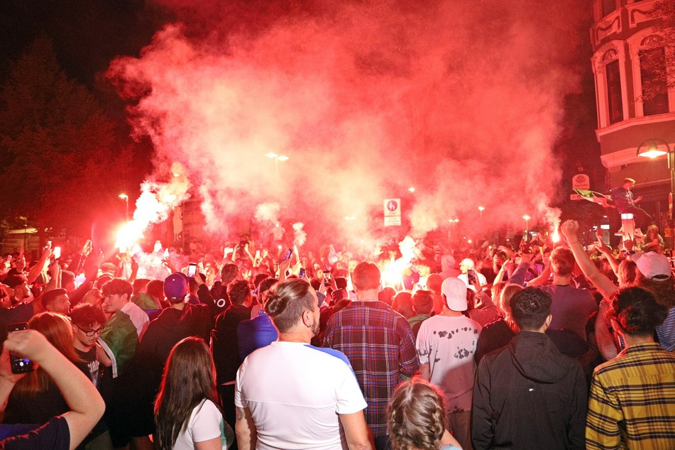 In Solingen haben Italien-Fans mit Bengalos den EM-Sieg ihrer Nationalmannschaft gefeiert.