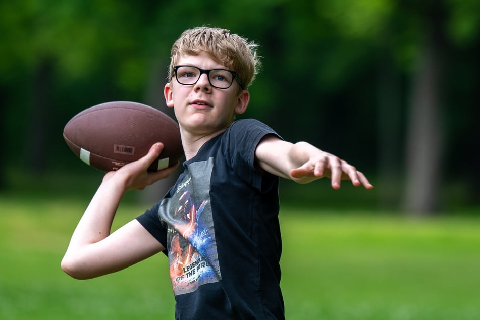 Das trockene Wetter und die mild-sommerlichen Temperaturen luden ein: Lenny spielte im Küchwaldpark American Football.