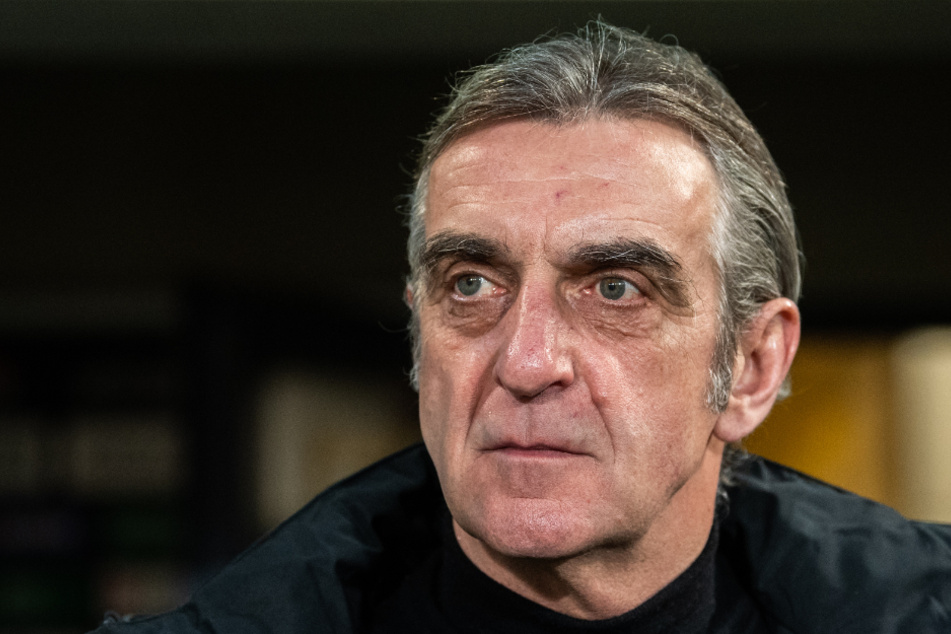 Ralf Minge (59) steht beim Dresdner Rückrunden-Auftakt gegen Karlsruhe an der Seitenlinie.
