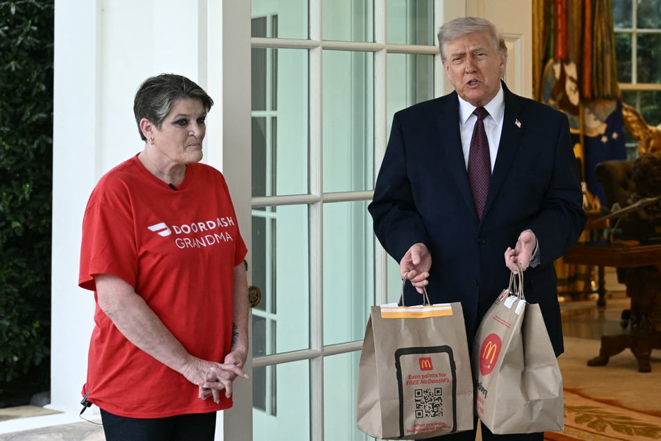 Presiden Trump (r.) had McDonald's delivered to the White House for a bizarre stunt promoting his "no tax on tips" policy.