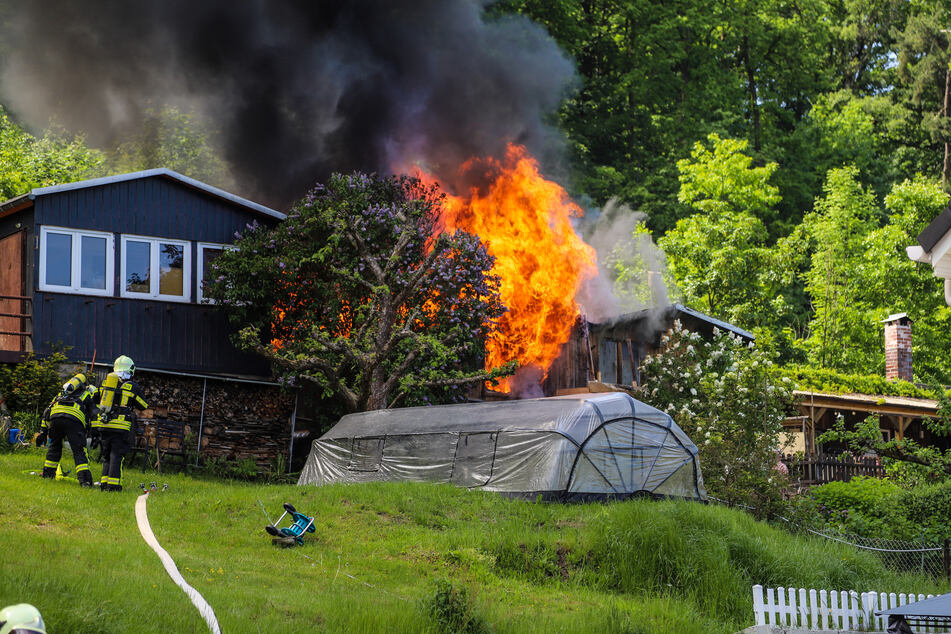 Auf einem Bungalow-Grundstück in Aue-Bad Schlema (Erzgebirge) brannte am Freitagnachmittag eine Gartenlaube.
