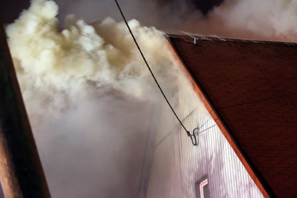 Dichter Qualm drang aus dem Dachstuhl des Hauses.