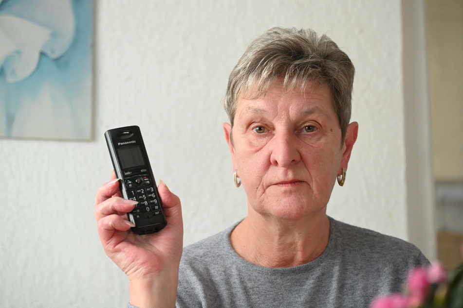 Ilona Baumann (62) ist schockiert: Ganoven knöpften ihrer Mutter (87) am Telefon 10.000 Euro ab.