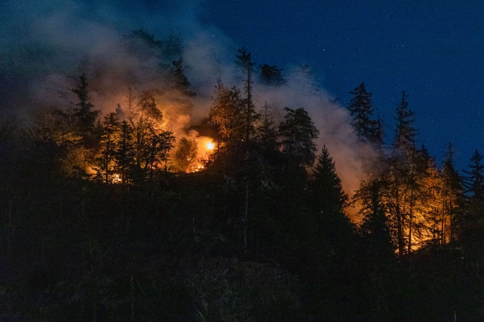 Wegen der Dunkelheit mussten die Löscharbeiten in der Nacht deutlich zurückgeschraubt werden.