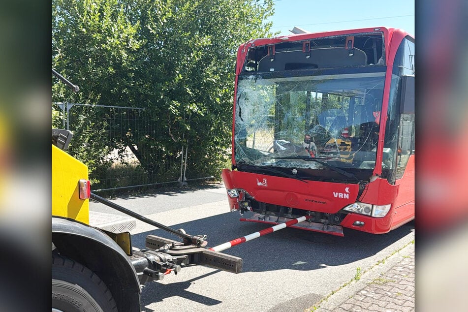 Hier wird der Gammel-Bus abgeschleppt.