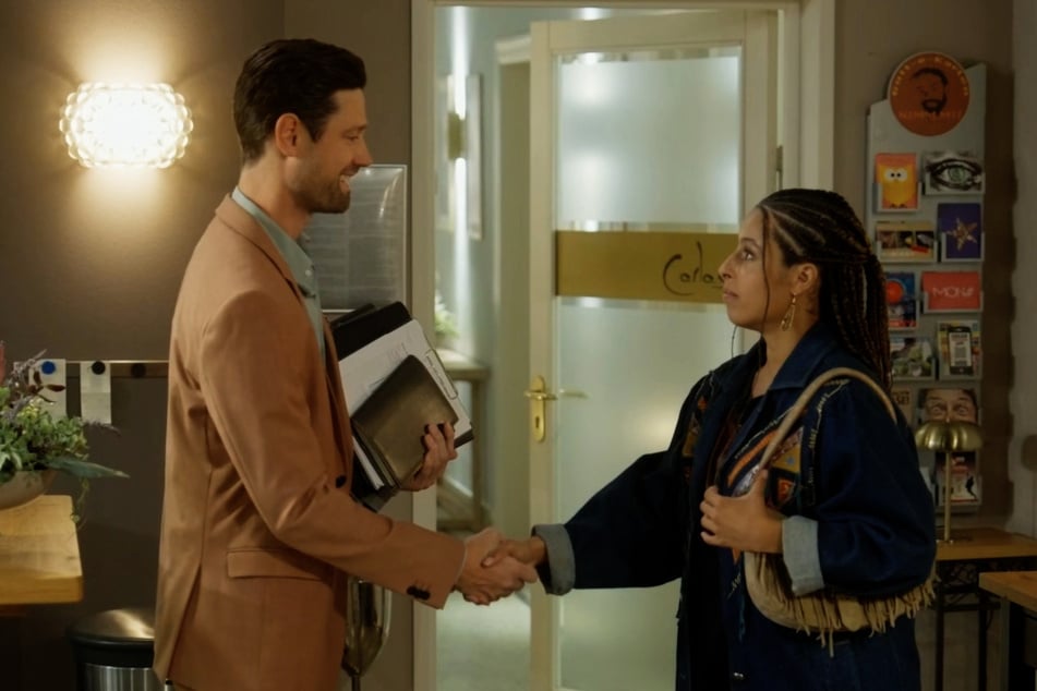 Ellie (Kim Biebow, 27) wird von Julius (Jan Stapelfeldt, 43) versehentlich für eine Zeitarbeitsköchin gehalten und übernimmt spontan die Küchenleitung im Carlas.