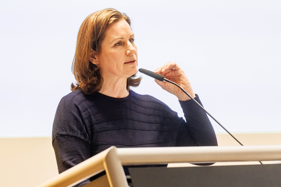 Sonja Jacobsen (51) bei ihrer Rede auf dem Landesparteitag der FDP Hamburg.