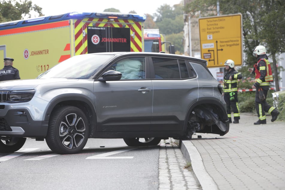 Der Aufprall war heftig, die Airbags lösten aus - und das linke Hinterrad des Jeeps wurde herausgerissen.