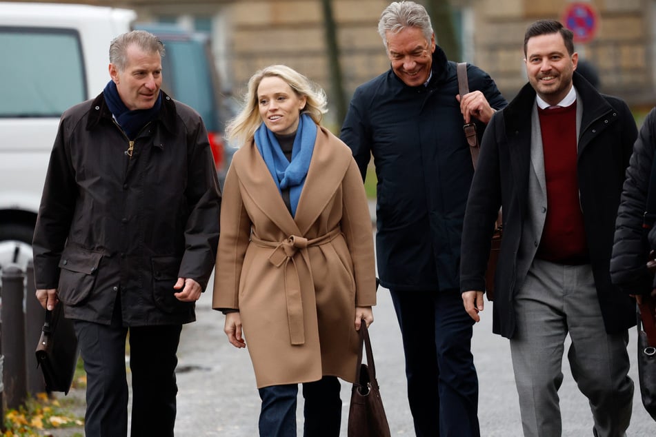 Stephan Hensel (l), Ex-Ehemann und Vater der Kinder von Christina Block, und seine Frau Astrid Have und ihr Anwalt Frederic Schneider (r) bei ihrer Ankunft am Landgericht Hamburg. Mit dabei ist auch Hensels Familienanwalt Gerd Uecker.