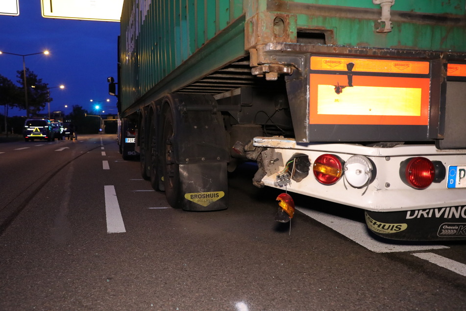 Die Rückseite des Sattelschleppers. Hinten links war er deutlich vom Unfall gezeichnet.