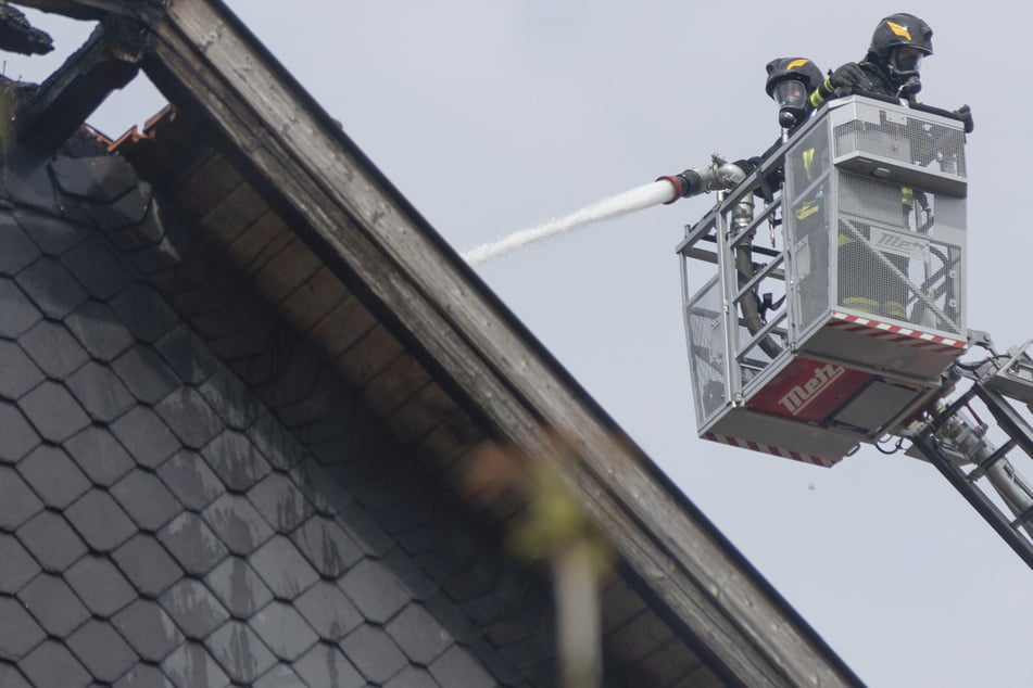 Feuer frisst sich durch Dachstuhl von historischem Gebäude: Mehrere Einsatzkräfte kämpfen gegen die Flammen