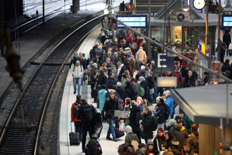 Wegen der Gleisarbeiten mussten zahlreiche Züge umgeleitet werden.