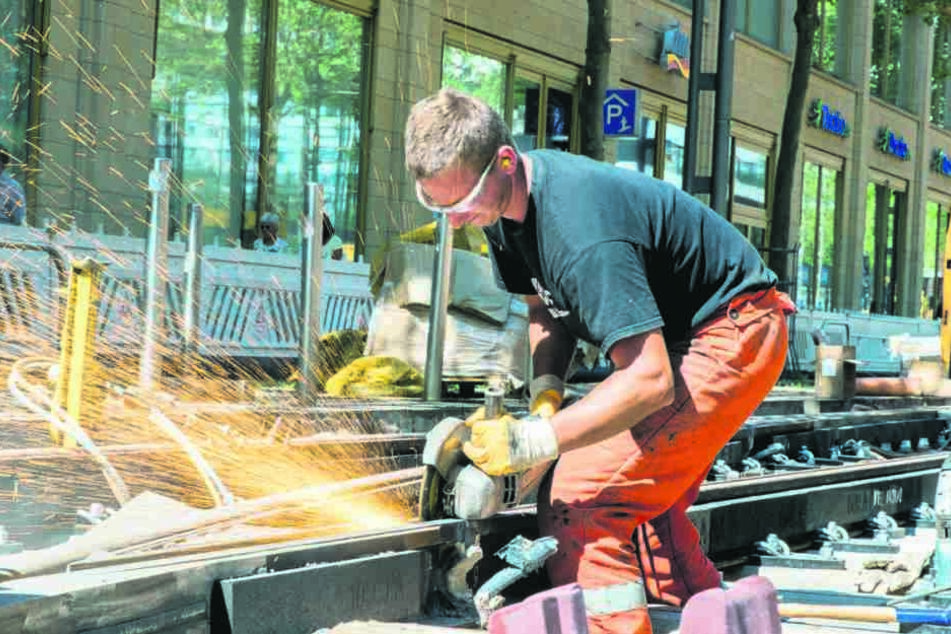 Einer der Arbeiter ist Manuel Schubert (28) von der Firma Goldschmied. Er
schleift an einem Schienenprofil.