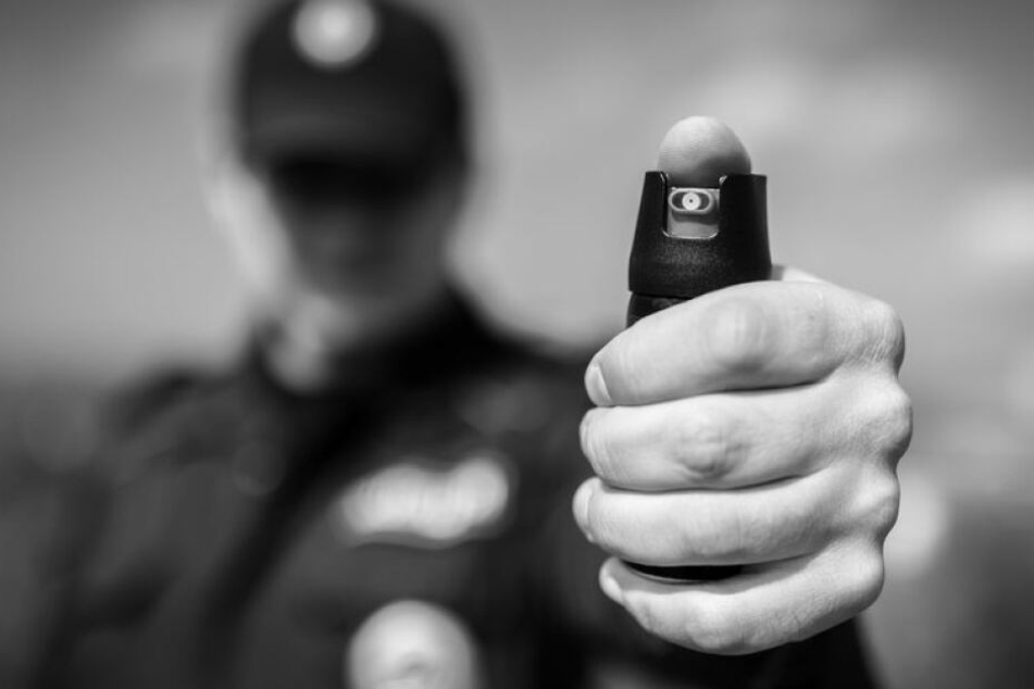 Bei einem Raubüberfall auf einen Spätkauf in Friedrichshain attackierten zwei Diebe die Verkäuferin mit Reizgas.