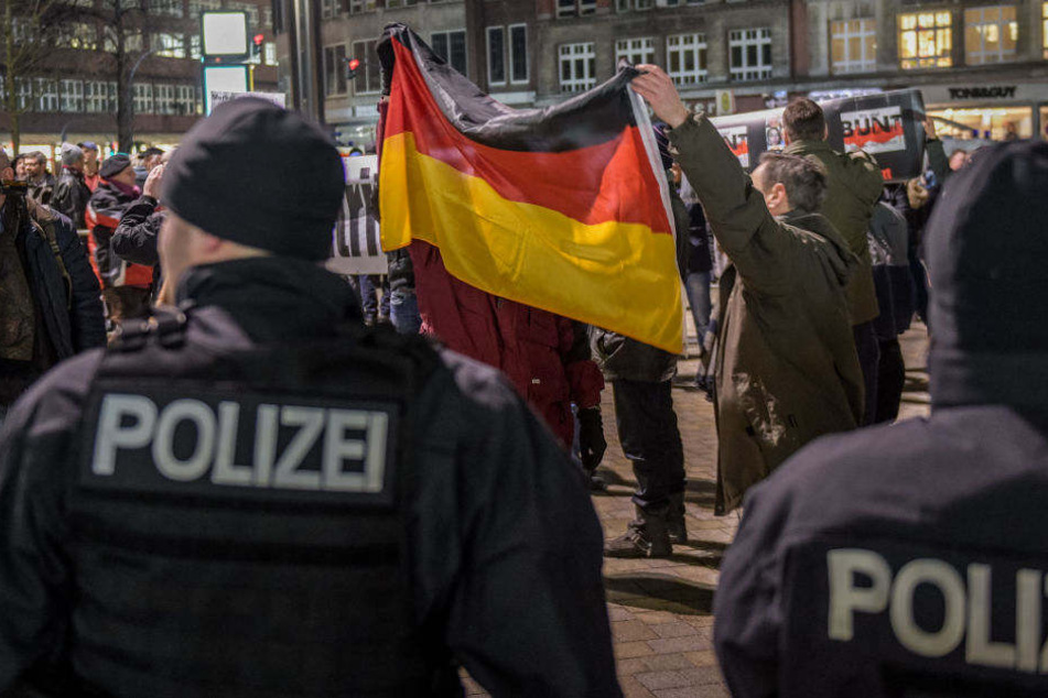 In Hamburg finden regelmäßig "Merkel-muss-weg"-Demos statt.