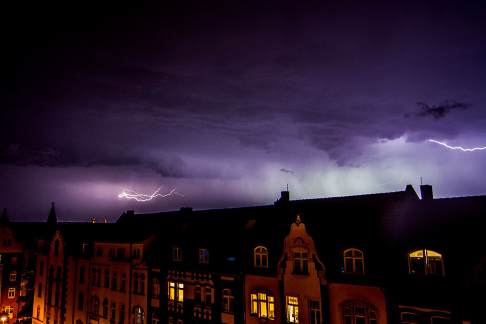 Die schweren Unwetter hielten sich in Grenzen. In Erfurt brannte ein Baum durch einen Blitzeinschlag.