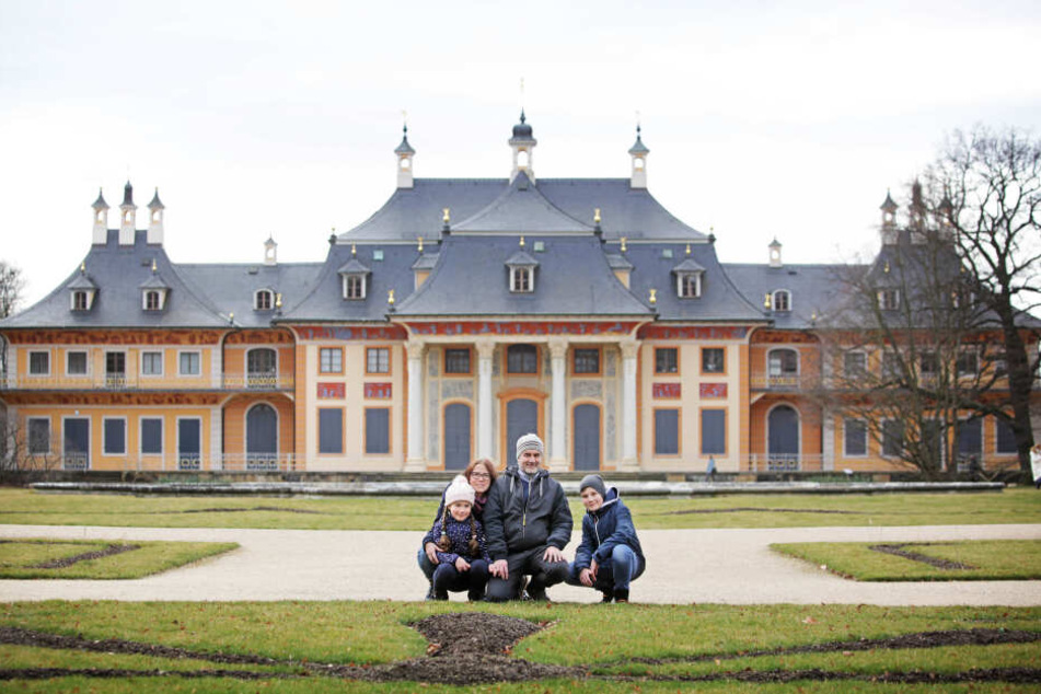Katrin Estler (39) mit Mann Axel Kreß (48) sowie Louis (11) und Magdalena (7) genießen das Ausflugswetter im Pillnitzer Park. Eintritt im Sommer zahlen sie ohne Murren.