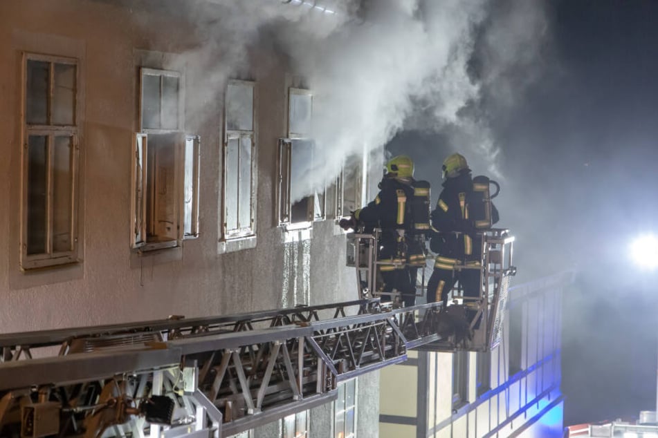 Beim Feuerwehreinsatz musste eine Drehleiter um Einsatz kommen.
