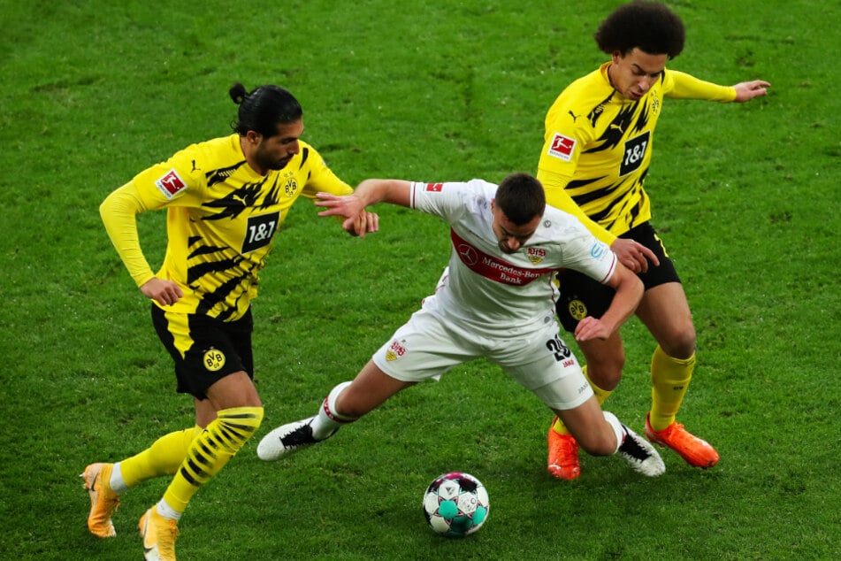Im Sandwich der Dortmunder Emre Can (l.) und Axel Witsel (r.): VfB-Mittelfeldmann Philipp Förster, der von Beginn an ran durfte.