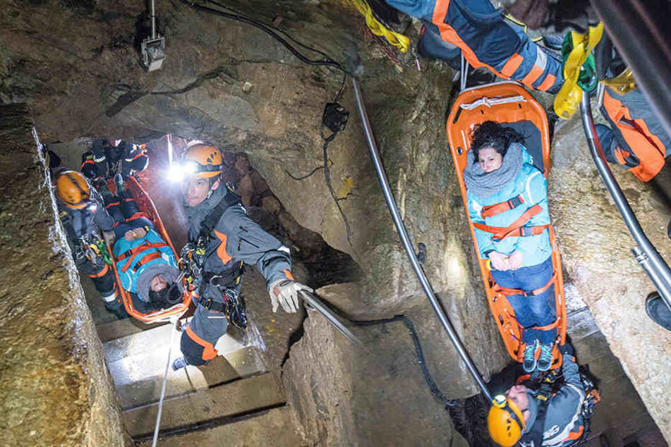 In nur 35 Minuten holten die Retter bei der Übung die Frau aus der Tropfsteinhöhle.