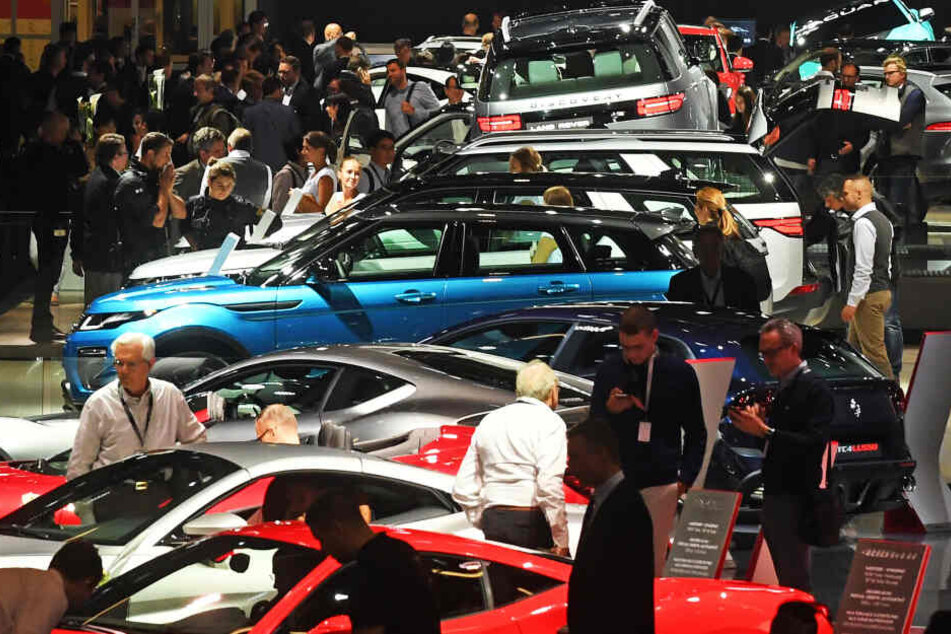 Besucher drängen sich auf der IAA um die ausgestellten Autos.