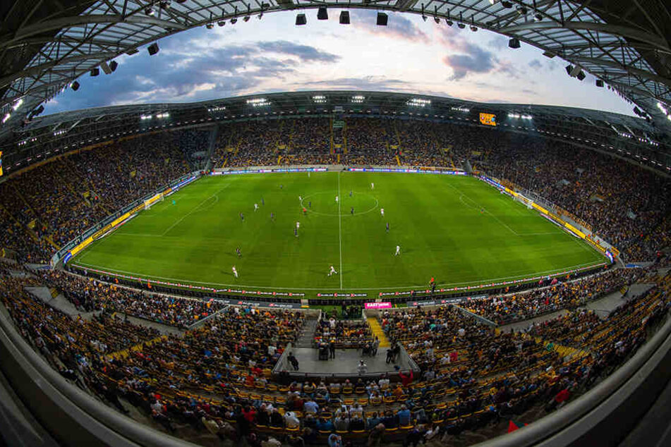 Das Rudolf-Harbig-Stadion war fast ausverkauft. Lediglich der Gästeblock blieb recht leer. Die Dynamo-Anhänger sahen dafür einen echten Leckerbissen.