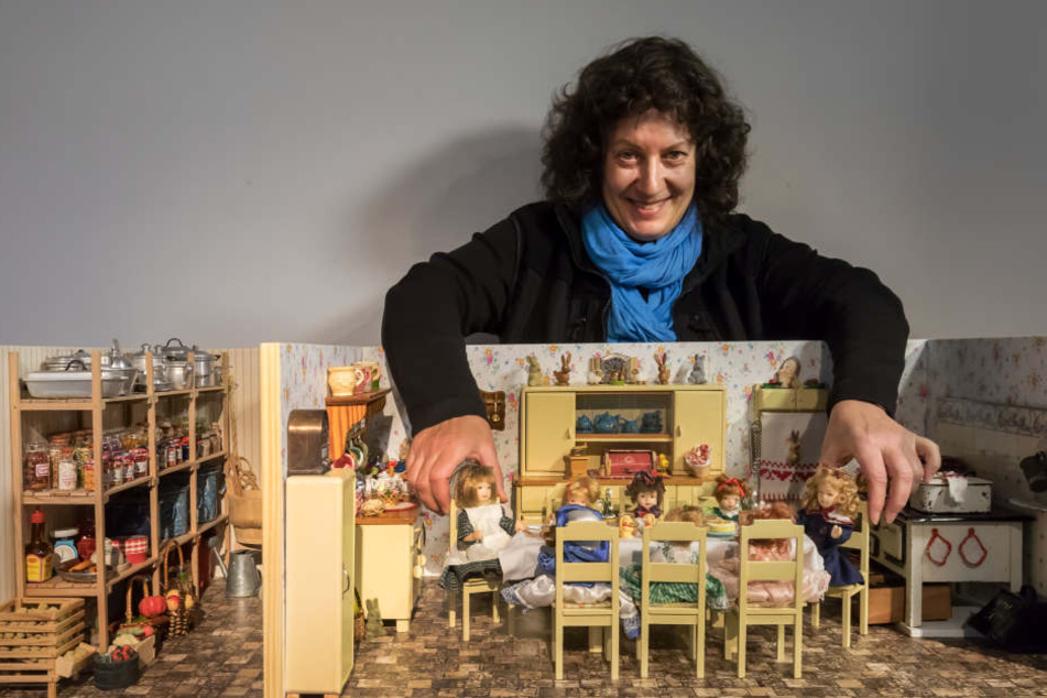 Stühlerücken in der Puppenküche: Sammlerin Karin Neubauer (59) beim Aufbau ihrer Ausstellung "Miniaturen" im Oederaner Museum "Die Weberei".
