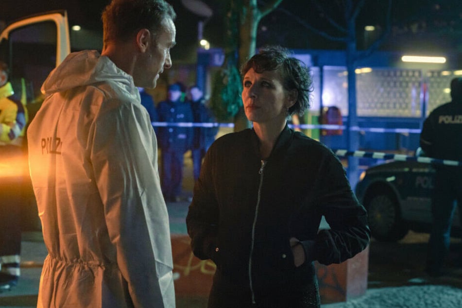 Die in Tränen aufgelöste Nina Rubin (Meret Becker) kann gerade ihrem Kollegen Robert Karow (Mark Waschke) nicht bei der Tatortbegehung zur Seite stehen, schließlich wurde auf ihren Sohn geschossen - eine Szene aus "Der gute Weg".