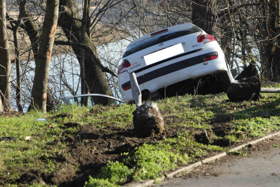 Ein Peugeot kam in Briesnitz von der Straße ab und drohte einen Bahndamm hinunter zu rollen.